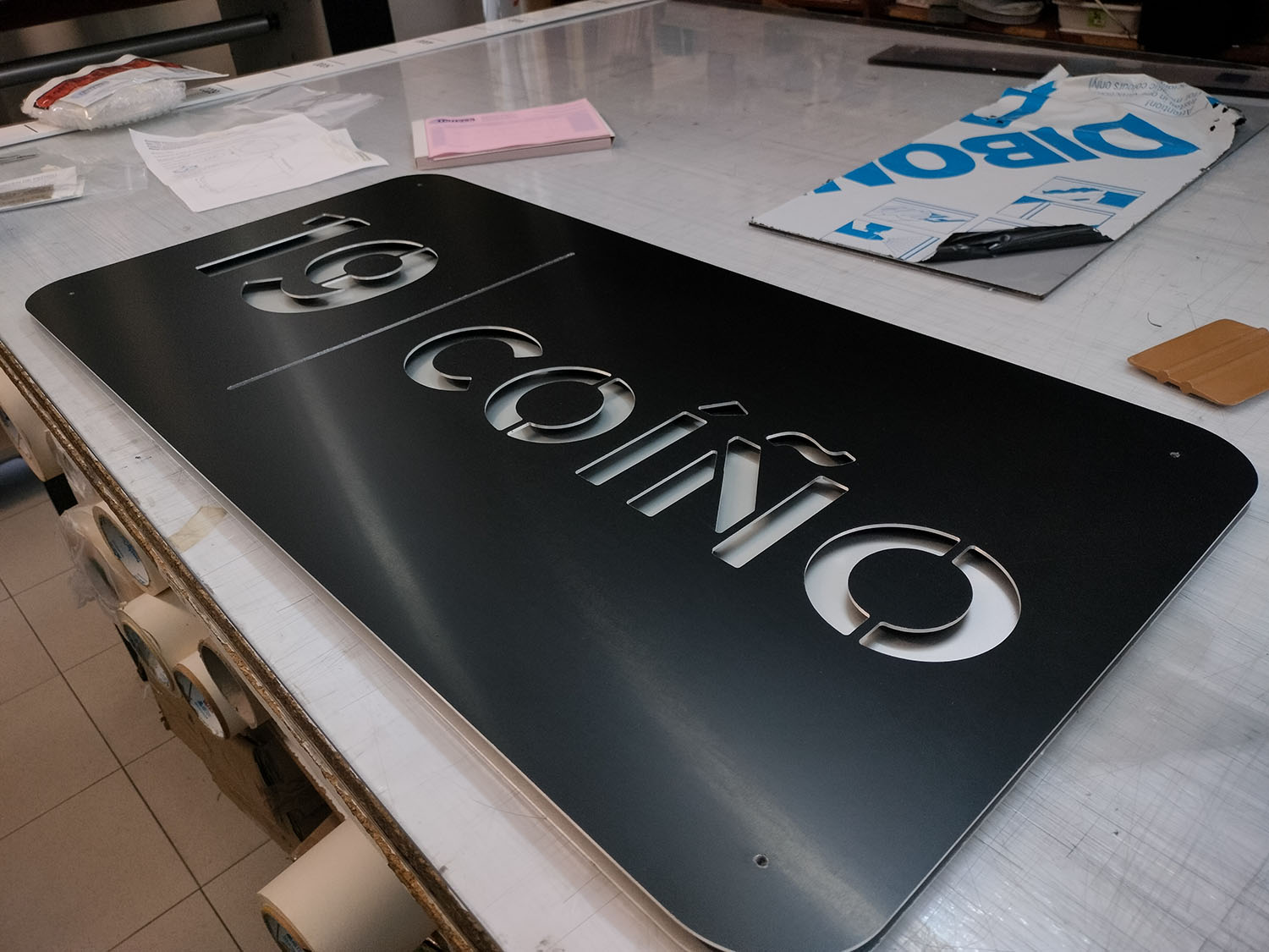 Rótulo de chapa lacada troquelada por láser