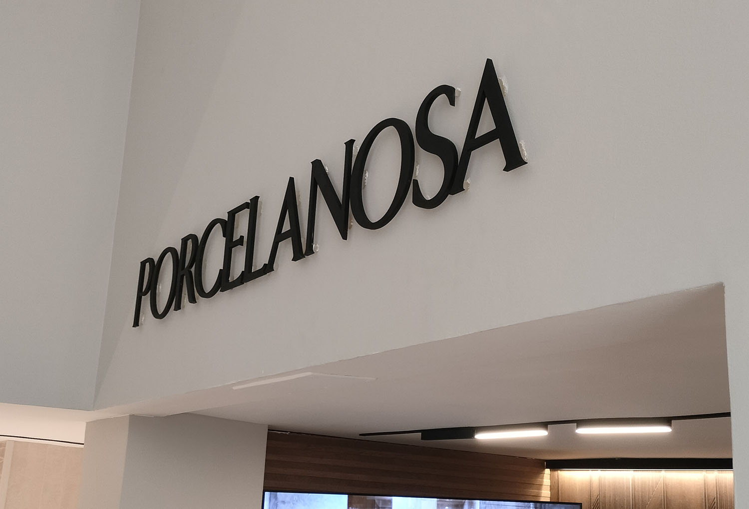 Letras corpóreas lacadas​