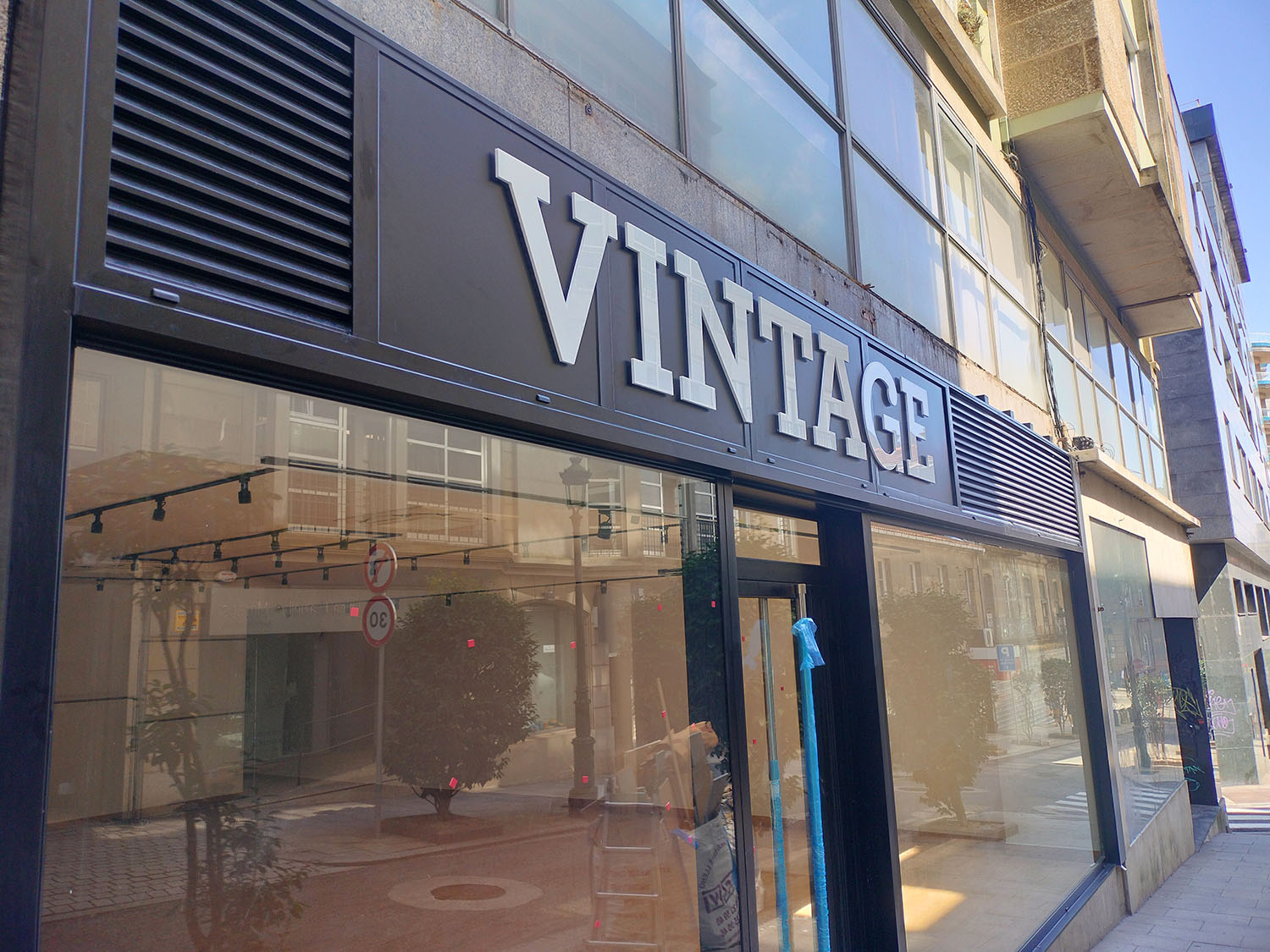 Rótulo con letras corpóreas lacadas​