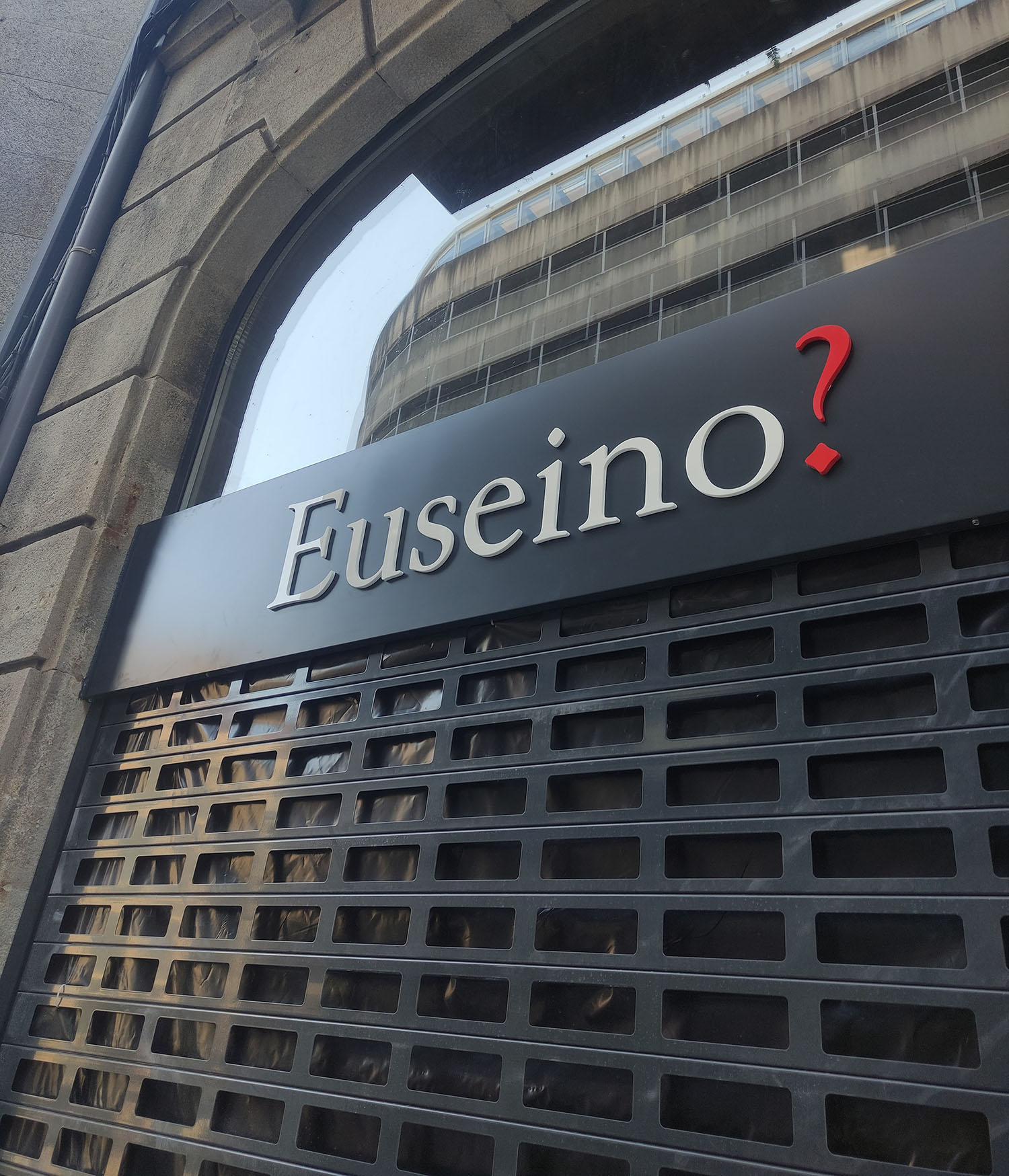 Rótulo con letras corpóreas lacadas​