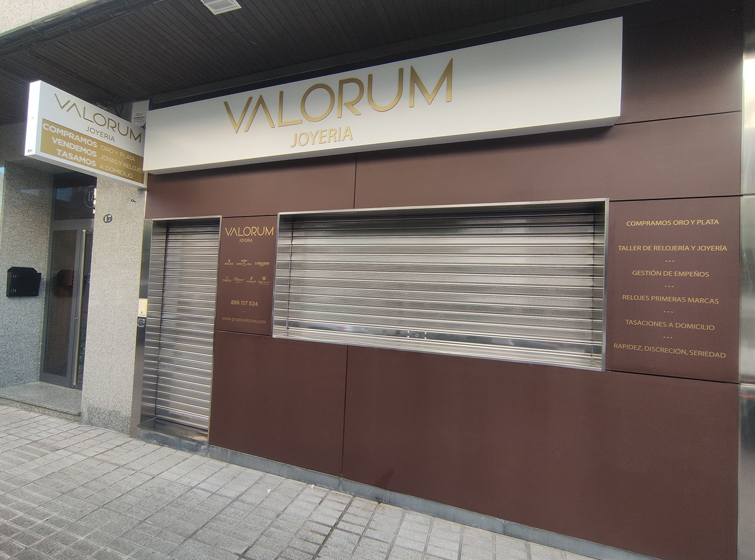 Banderola y rótulo personalizado ​