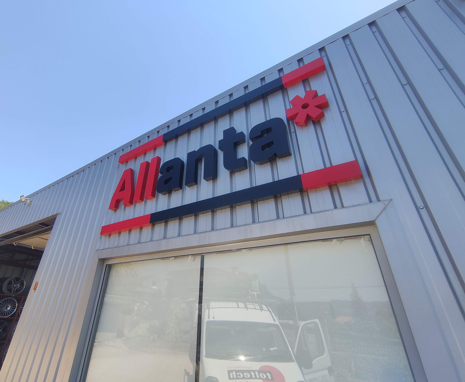 Rótulos con letras corpóreas lacadas​