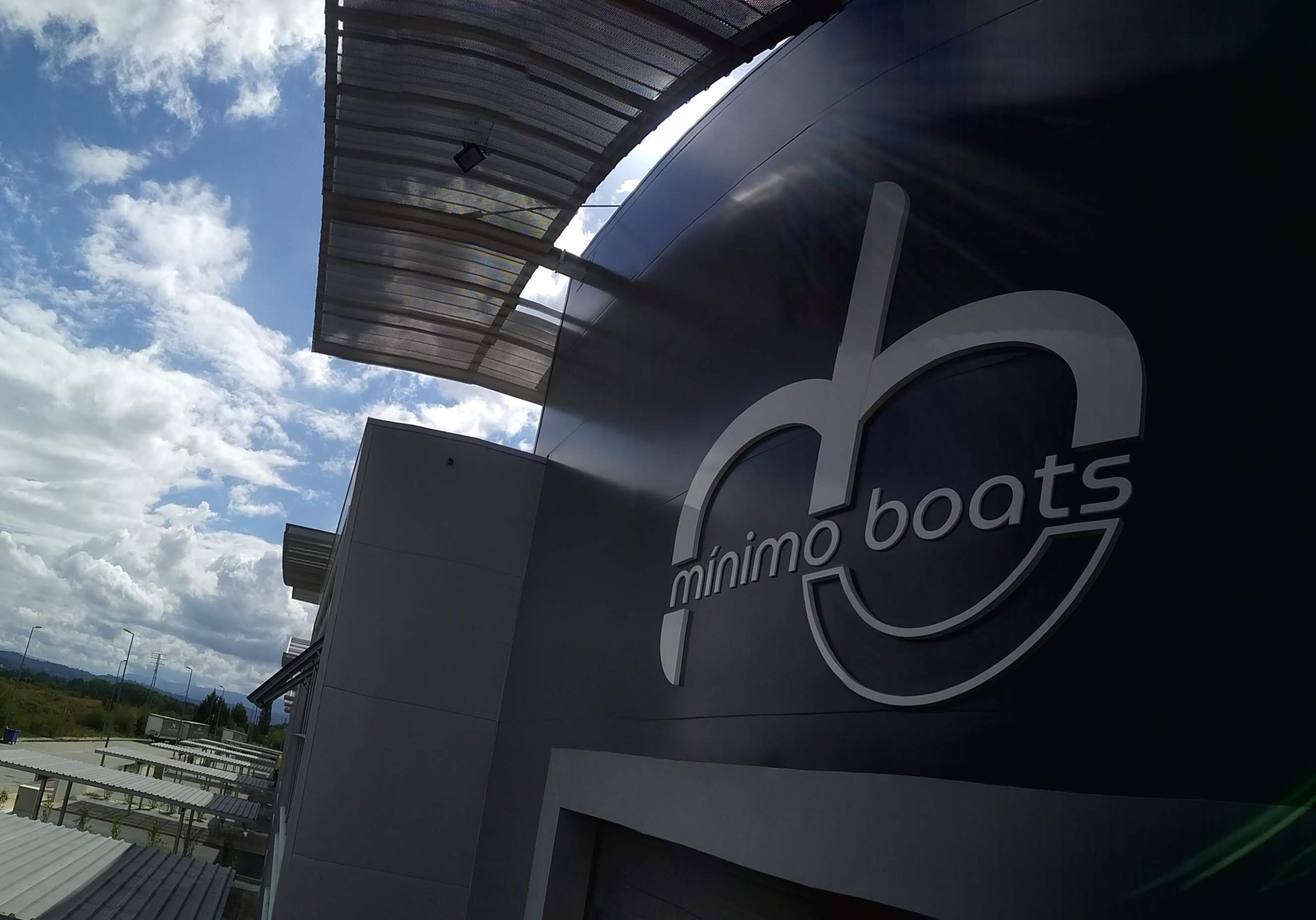 Rótulos con letras corpóreas lacadas​