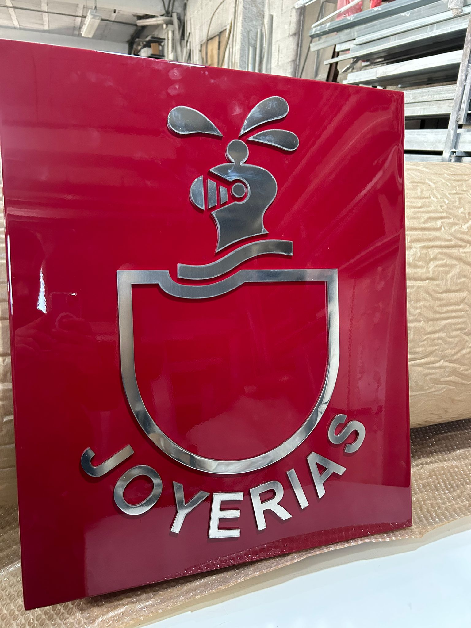 Rótulo personalizado con acero inox sobre metacrilato​